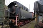 Ein Neubau Tender der Bauart 2´2´T 28 im Eisenbahnmuseum Schwarzenberg. Der Tender gehrte zur 58 3049, heute ist sie mit einen Preuischen Tender der Bauart 2´2´T 31,5 gekuppelt. (27.03.09)