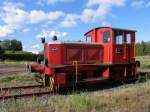 Die Diesellok V 2, gebaut 1957 von Klckner-Humboldt-Deutz, Fabriknummer 56744, der Arbeitsgemeinschaft Geesthachter Eisenbahn wartet auf den Museumszug aus Bergedorf Sd, um an diesem bis Krmmel