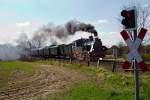 Personenzug mit der Dampflok Q350 „Karoline“ Baujahr 1945  der  Arbeitsgemeinschaft Geesthachter Eisenbahn e.V  am 28.04.2013   auf dem Schienennetz der AKN in Schleswig Holstein.