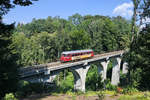 Der Dieseltriebwagen VT26 der Chiemgauer Lokalbahn fährt gerade über das Viadukt in Amerang. (August 2020)