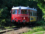 Der Dieseltriebwagen VT26 der Chiemgauer Lokalbahn kommt gerade in Obing an. (August 2020)