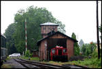 Am 28.5.2007 machte ich trotz starkem Regenwetter auch einen Abstecher nach Rinteln, wo eine Köf II aus dem alten Lokschuppen hervor sah. Die alten BW Anlagen wurden zu diesem Zeitpunkt rege von der Dampfeisenbahn Weserbergland genutzt.