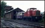 Lokschuppen mit Wasserturm am 7.9.1991 in Rinteln: Vorn steht die Henschel Stangenlok Nr. 28637 ex Nienburger KBS.