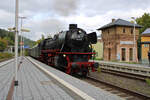 DGM 41 018 erreicht mit ihrem Sonderzug von Staudernheim nach Neustadt(Weinstr)Hbf den Bahnhof Rockenhausen. Im Hintergrund ist der ehemalige Wasserturm von Rockenhausen zu sehen. (03.10.2022)