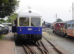 Der Kaffkieker, DEV-T 3 (95 80 0 303 001-1 D-DEV) im Dreischienengleis des Bf Bruchhausen-Vilsen am 16.7.17. Rechts ein Schmalspurzug nach Asendorf, gezogen von der Diesellok Emden. Auch Gepäck- und Personenwagen stammen von der Nordsee, denn es war Inselbahn-Wochenende bim DEV.