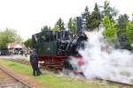 Im Endbahnhof Asendorf wird umgespannt. Lok Hoya hat am 3.5.2014 Zug Nr. 7  gebracht und wird diesen als folgende Nummer 8 wieder zurück nach Bruchhausen befördern.