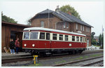 Dieseltriebwagen T 44 steht abfahrbereit am 29.9.1996 im Bahnhof Bruchhausen Vilsen.