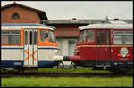 Nebenbahn-Romantik:  Der Rebenbummler  (Eisenbahnfreunde Breisgau, EFB VT 27 mit VT 28) ruht sich während der Mittagspause am verregneten 16.04.2023 in Hüffenhardt vor seinem Winterquartier