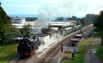 Museumszug  Rebenbummler  verlt den Bahnhof Riegel am Kaiserstuhl in Richtung Breisach, Okt.2007