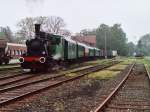 Die T3 der Eisenbahnfreunde Hasetal mit eine Dampfzug zwischen Haselnne und Quackenbrck auf Bahnhof Lningen am 29-4-2000.