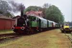 Die T3 der Eisenbahnfreunde Hasetal mit Dampfzug zwischen Haselnne und Quackenbrck auf Bahnhof Haselne am 29-4-2000.