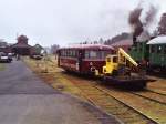 Schwerkleinwagen  Skl 1 Bauart Klv 45 M drckt dem Schienenbus VT01 (ex-DB 798 796-0) der Eisenbahnfreunde Hasetal in die Richtung von das Bahnbetriebswerke Haselnne am 29-4-2000.