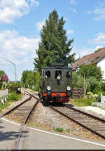 Unterwegs mit der Kandertalbahn
Der Endbahnhof Haltingen ist erreicht. Für die Rückfahrt muss Lok 30 nun an das andere Zugende umsetzen und quert dabei die Kanderstraße.

🧰 Kandertalbahn e.V. | Zweckverband Kandertalbahn
🚝 P4 Haltingen–Kandern
🕓 31.7.2022 | 13:50 Uhr