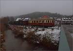 Weihnachtsfahrt des Kanderli.

Zwar verläuft die Strecke häufiger entlang der namensgebenden Kander, aber nur hier lässt sich beides ins Bild bringen. VT 3 der Kandertalbahn mit dem Museumszug in Hammerstein. Dezember 2022. 