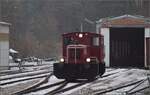 Weihnachtsfahrt des Kanderli.

V 7 der Kandertalbahn hat vorerst ihre Rangierarbeit gemacht und darf sich nun zurückziehen, sie muss halt auch a mal a bisserl brav sein, bis sie am Abend bei der letzten Fahrt in der Dunkelheit wieder drankommt. Kandern, Dezember 2022.

Dieser 2-achsige Rangiertraktor wurde 1957 mit der Fabriknummer 56511 bei Deutz in Köln gebaut und an die Chemische Fabrik Uetikon ausgeliefert. Seit 1993 befindet er sich beim Kanderli.

Typ A8L 614 R
Höchstgeschwindigkeit 34 km/h
Leistung 130 PS
Dienstgewicht 20 t
Länge über Puffer 6,5 m

