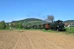 378.78 mit dem Zug 5 von Kandern nach Haltingen am Nachmittag des 10.05.15 bei der Ausfahrt aus dem Bahnhof Wollbach.