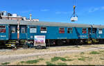 Wagen des Theaterzuges  Das letzte Kleinod  (75 80 2329 182-9 D-DLK), abgestellt anlässlich der Aufführung  Über den Zaun  im frei zugänglichen Hafen Magdeburg.