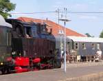 Lok 34 wartet auf den Abfahrauftrag im Bahnhof Losheim (am See). Gleich geht es los nach Merzig Ost. Losheim ist der Betriebsmittelpunkt des MECL und war früher Betriebsmittelpunkt der Merzig Büschfelder Eisenbahn (MBE). Die Strecke war nie im Besitz einer Staatsbahn, weder DR noch DB. Lok 34 ,Henschel D600, Baujahr 1948, früher eingesetzt bei den Saarbergwerken am 02.08.2015