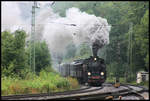 Mit einer eindrucksvollen Rauchwolke biegt hier am 3.9.2006 die historische Dampflok T 11 der Museums Eisenbahn Minden mit ihrem Preußenzug in die Eingangskurve des Bahnhof Hasbergen ein. Der Zug war auf dem Weg von Lengerich nach Osnabrück.