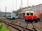 Am 24.10.2015 haben die Mindener Kreisbahn [MKB] und die Westfalenbahn [WFB] in ihrer neuen Werkstatt einen Tag der offenen Tr veranstaltet. Auf dem Auengelnde konnte man einen neuen Flirt 3 fr die Emslandstrecke bewundern, whrend in der Halle ein KISS Triebzug fr den Einsatz als Weser-Leine-Express RE 70 stand. Zu diesem Anlass betieb die Museumseisenbahn Minden Pendelfahrten mit ihrem T2 nach Minden Oberstadt.

Aufnahme am 24.10.2015 um 13:55 Uhr