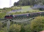 Der Zug beim berqueren des Biesenbach Viadukts. Das Foto wurde am Bahnhof Epfenhofen aufgenommen. 19.08.06