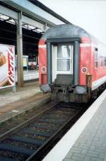 Ein Regionalexpress vor seiner Ausfahrt aus dem Hauptbahnhof Gera im Verkehrsrot