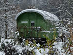 Dieser 1905 gebaute  Weinwagon  versteckt sich im Grünen, so gesehen Ende November 2023 im Kreislehrgarten Oberallgäu in Sulzberg-Ried.