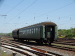 Ein alter Reisezugwagenam 07.05.16 in Darmstadt Kranichstein von Eisenbahn Museums Gelände aus fotografiert