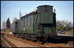 Die Wagen des Personenzuges P 6852 abgestellt beim Umsetzen der Lok im Bahnhof Dähre am 10.4.1994.