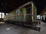 Blick auf einen alten Postwagen aus den 1920erJahren. Seine Standzeit draußen sieht man den Wagen gut an. Im Innenraum ist der Wagen noch halbwegs gut erhalten. 

Gelsenkirchen 07.01.2023