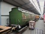 Restaurierter Bahnpostwagen 3912  Mainz  in der Fahrzeughalle des Eisenbahnmuseums Bochum-Dahlhausen.