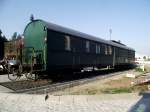 Ein ehemaliger Postwagen ist heute im Besitz des MECI   (Modelleisenbahnclub Neu-Isenburg) und steht am 08.07.13 in Neu Isenburg 