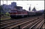 DR 132392 ist fuhr am 8.5.1989 mit einem Postzug durch den Bahnhof Warschauer Straße in Richtung Ostberlin - Ostkreuz.