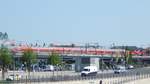 Ein Regionalexpress mit Doppelstockwagen verlässt den Berliner Hauptbahnhof am 08.06.2016