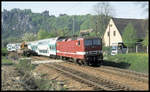 Weil das rechte Gleis erkennbar gesperrt war, kam 143341 am 4.5.1995 linksfahrend mit dem Dosto nach Dresden um 16.03 Uhr durch Kurort Rathen.