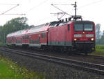 11. August 2007, Lok 143 319 fährt mit einer 3-teiligen Dosto-Garnitur auf dem  falschen Gleis  durch Küps in Richtung Kronach.