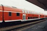 Doppelstockwagen neuster Ausfhrung mit Klimaanlage und Tren neben den Drehgestellen in verkehrs-rot im Oktober 1997