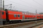 Doppelstockwagen 25-04 006-6 (DBuza 747) steht am 20.3.2010 in Dresden Hbf.