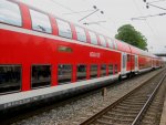 Ein Blick auf die DoSto-Zwischenwagen des RegionnalExpress von Offenburg nach Basel Badischer Bahnhof. Rechts kann man auch den Steuerwagwen sehen. Der RE wird von der Lok 146 113-6 gezogen. Die Aufnahme entstand am 15.05.2010 auf dem Bahnhsteig von Gleis 2 im Bahnhof von Ringsheim.