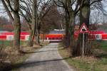 Eine Allee samt Bahnübergang am Rande von Dorfen bot mir am 06.02.16 ein Motiv, um die Durchfahrt eines Doppelstockzuges von Mühldorf nach München im Bild festzuhalten.