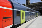 Der von 112 167 gezogene RE aus Flensburg besteht - wie alle RE der relationen Hamburg - Kiel und Hamburg - Flensburg - aus den traditionellen roten DoStos und in der Mitte sind zwei oder drei der