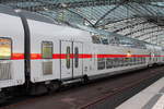 Wagenreihung des IC 2.
Dahinter  befinden sich drei Wagen der Bauart DBpza 682.2, hier der DBpza 682.2 (50 80 26-81 436-0 D-DB, so gesehen beim IC 2432 Berlin Hauptbahnhof am 06.07.2016.

