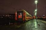 Hinter dem Stellwerk in Berlin Lichtenberg standen 1 Locomore Reisezugwagen und ein ex Interregio Reisezugwagen in grau-schwarz von Herosrail abgestellt.