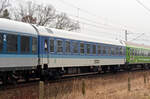 Im Wagenpark der Wagenüberführung vom 11.02.23 hing dieser Interregio-farbene Wagen der GfF. Fotografiert in Radis.