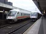 2x IC/IR-Steuerwagen, gesehen am 22.2.08 in Hannover Hbf.
Links der IC 2036 Leipzig-Norddeich Mole, rechts  mein  IC 2047 von Kln nach Leipzig.
Diese Wagen sind insofern klasse, als dass die noch die alte IR-Bestuhlung besitzen und meit erst voll werden, wenn im ganzen Zug kein Platz mehr ist. Sonst wird immer erst die Mitte des Zuges voll. Und sie haben einfach klasse Fahrradstellpltze!