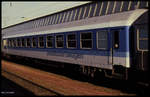 HBF Münster am 22.02.1990: Gesellschaftswagen WGmZ 518089-90655-7 in Interregio Lackierung am Bahnsteig.