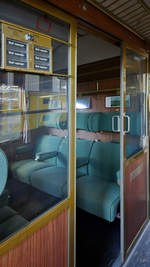 Die 1. Klasse in einem Abteilwagen der DB aus dem Jahr 1970 gebaut wurde, so gesehen Anfang August 2020 in der Lokwelt Freilassing.