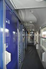 Blick in den Seitengang des noch nicht Modernisierten ARkimbz 266. Man beachte das Blaue WC (links) (Stuttgart, 24.11.14)