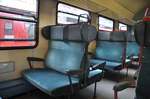 Blick auf eine Sitzbank im Hannover-Grün Design welche allerdings das Sitzgestellt Schwarz gestrichen bekam im Ludwigshafener Bnrz 436.4  50 80 22-34 047 Bnrz 436.4    RE aus Mannheim HBF   