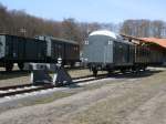 Hinter dem Prellbock in Heringsdorf stehen diese beiden historischen Wagen.Aufgenommen am 14.April 2013.